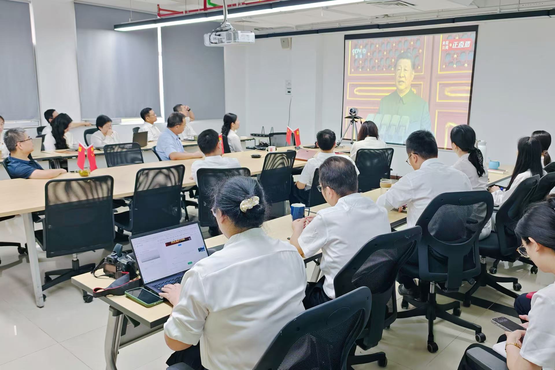 817ab7bc0cde42cb9f80b5e811d46922